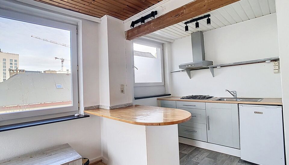 In het centrum van Antwerpen, vlakbij het Centraal Station, bevindt zich dit charmante appartement met een gunstige hoekligging, waardoor je geniet van veel natuurlijke lichtinval. Het appartement beschikt over een gezellige leefruimte met een open keuken