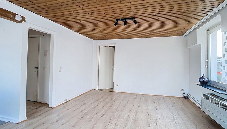 In het centrum van Antwerpen, vlakbij het Centraal Station, bevindt zich dit charmante appartement met een gunstige hoekligging, waardoor je geniet van veel natuurlijke lichtinval. Het appartement beschikt over een gezellige leefruimte met een open keuken