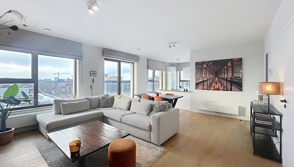 Verzorgd volledig ingericht hoekappartement op de 8e verdieping met een open uitzicht op het MAS en over de Leie. Inkomhal met vestiairekast en apart toilet. Ruime woon- en eetkamer op parketvloer (ca. 36m&sup2;) welke toegang geeft tot het overdekte terras. 