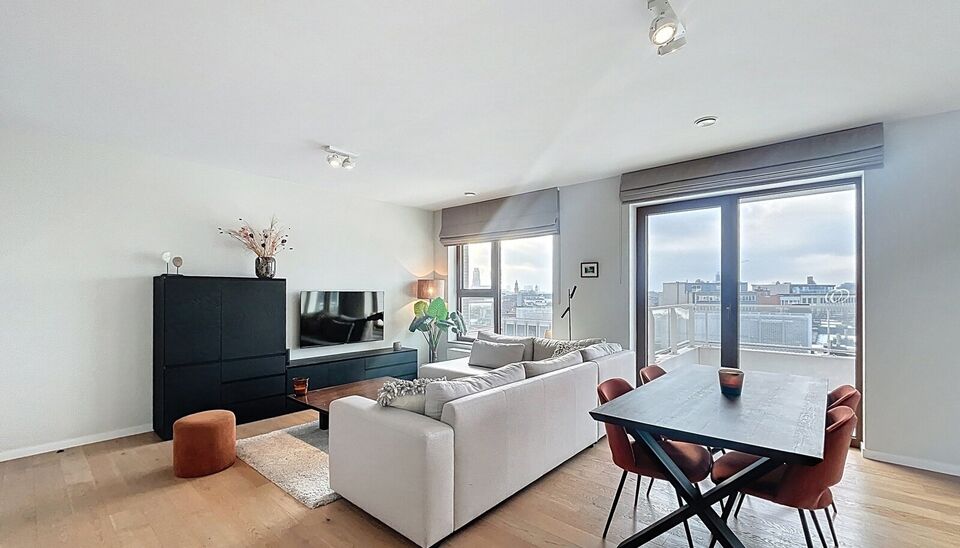 Verzorgd volledig ingericht hoekappartement op de 8e verdieping met een open uitzicht op het MAS en over de Leie. Inkomhal met vestiairekast en apart toilet. Ruime woon- en eetkamer op parketvloer (ca. 36m&sup2;) welke toegang geeft tot het overdekte terras. 