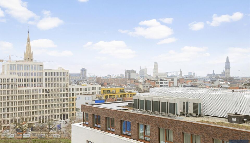 Verzorgd volledig ingericht hoekappartement op de 8e verdieping met een open uitzicht op het MAS en over de Leie. Inkomhal met vestiairekast en apart toilet. Ruime woon- en eetkamer op parketvloer (ca. 36m&sup2;) welke toegang geeft tot het overdekte terras. 