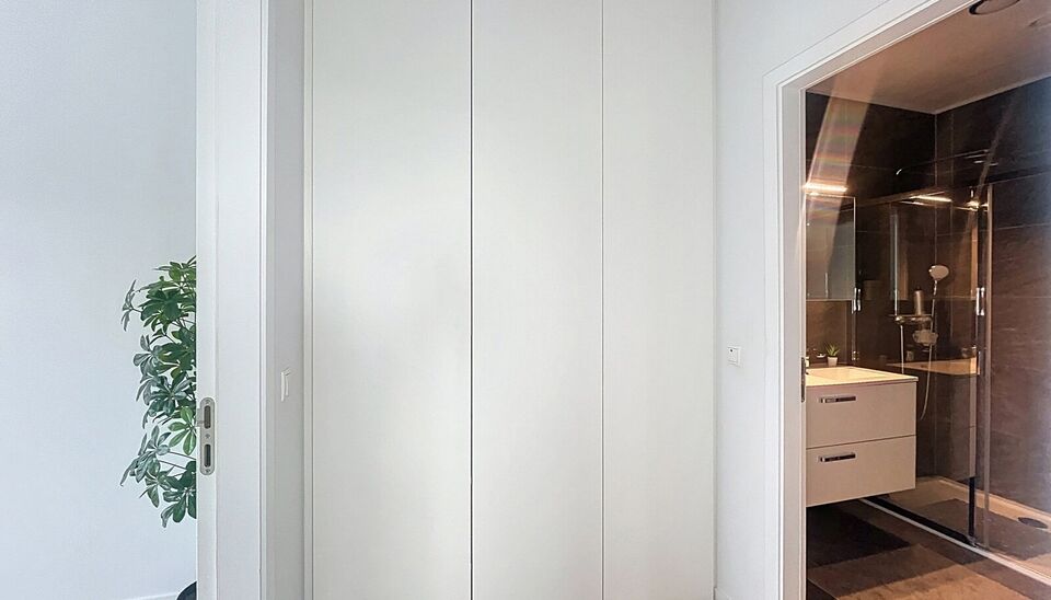 Verzorgd volledig ingericht hoekappartement op de 8e verdieping met een open uitzicht op het MAS en over de Leie. Inkomhal met vestiairekast en apart toilet. Ruime woon- en eetkamer op parketvloer (ca. 36m&sup2;) welke toegang geeft tot het overdekte terras. 