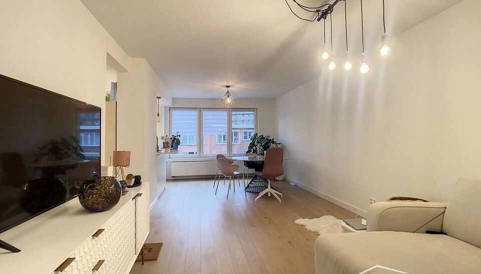 Appartement gelegen op de tweede verdieping op wandelafstand van het gemeentepark Bremweide. Inkomhal met apart toilet. Ruime woonkamer(ca. 31m&sup2;) met aansluitend de halfopen keuken met eiland. De keuken (ca.12m&sup2;) is voorzien van een kookplaat, dampkap, 