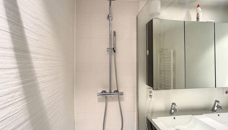 Appartement gelegen op de tweede verdieping op wandelafstand van het gemeentepark Bremweide. Inkomhal met apart toilet. Ruime woonkamer(ca. 31m&sup2;) met aansluitend de halfopen keuken met eiland. De keuken (ca.12m&sup2;) is voorzien van een kookplaat, dampkap, 