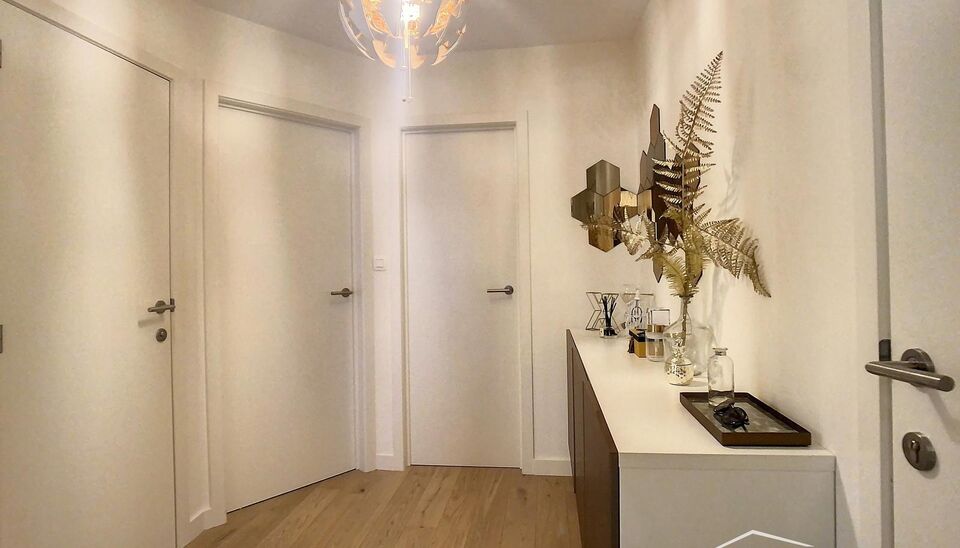 Appartement gelegen op de tweede verdieping op wandelafstand van het gemeentepark Bremweide. Inkomhal met apart toilet. Ruime woonkamer(ca. 31m&sup2;) met aansluitend de halfopen keuken met eiland. De keuken (ca.12m&sup2;) is voorzien van een kookplaat, dampkap, 