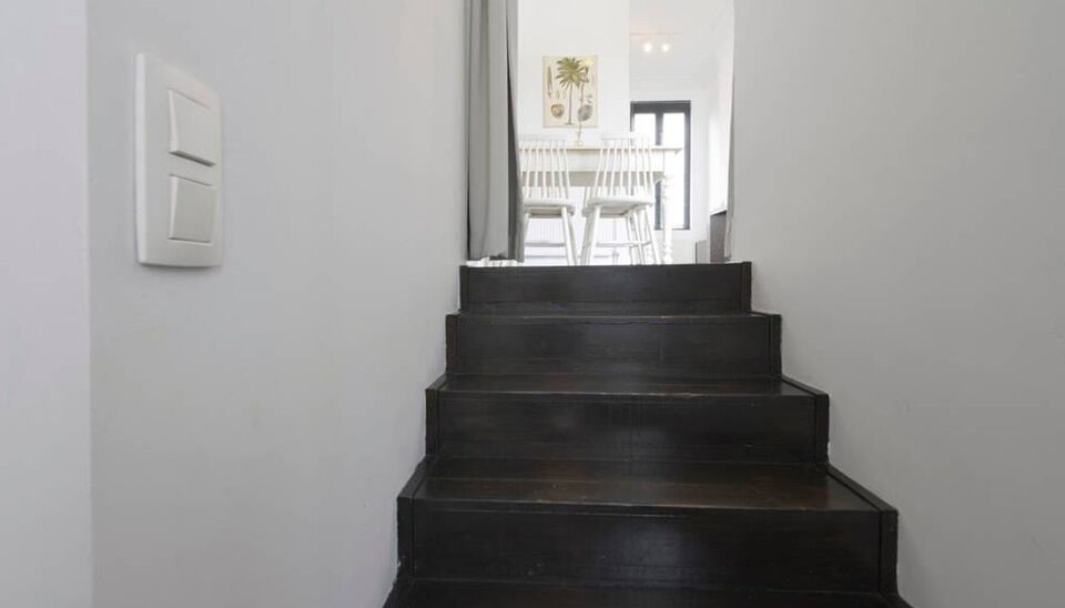 In een neoclassicistisch gebouw met slechts vier units &mdash; een zeldzaamheid &mdash; vind je een appartement waar authenticiteit niet gecounterfeit is. Hier klopt alles: licht, lijnen, en locatie. Hart van Antwerpen Zuid. Alles op wandelafstand.

- LIGGING -
K