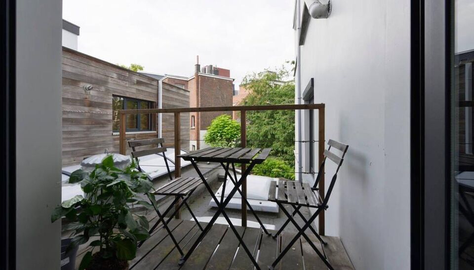 In een neoclassicistisch gebouw met slechts vier units &mdash; een zeldzaamheid &mdash; vind je een appartement waar authenticiteit niet gecounterfeit is. Hier klopt alles: licht, lijnen, en locatie. Hart van Antwerpen Zuid. Alles op wandelafstand.

- LIGGING -
K