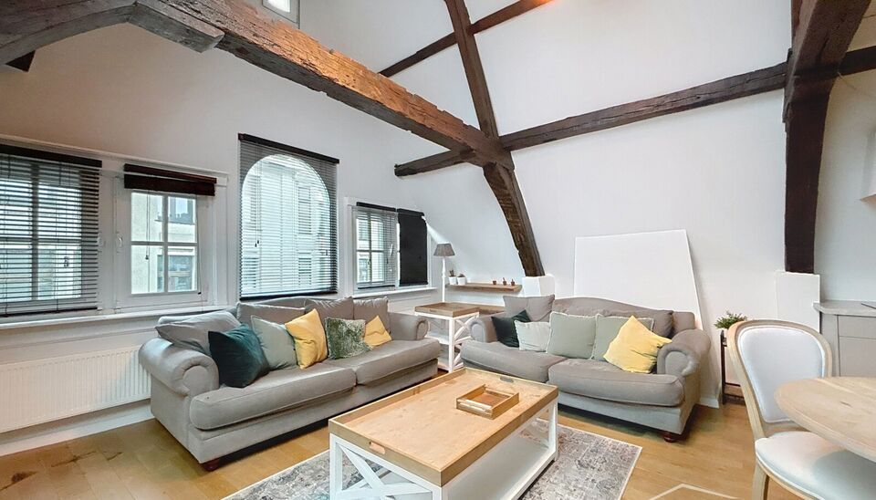 Uniek en authentiek appartement te huur op de derde verdieping, gelegen in de bekende Kammenstraat. Stap binnen in dit charmante appartement dat voorzien is van alle comfort.

De leefruimte met parketvloer baadt in natuurlijk licht en biedt zicht op de ka