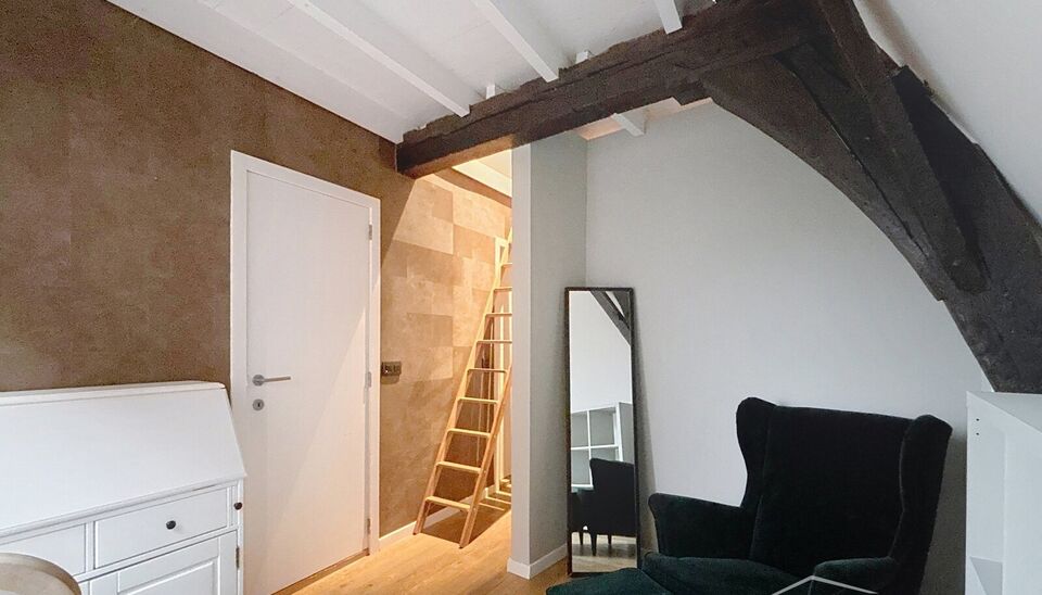 Uniek en authentiek appartement te huur op de derde verdieping, gelegen in de bekende Kammenstraat. Stap binnen in dit charmante appartement dat voorzien is van alle comfort.

De leefruimte met parketvloer baadt in natuurlijk licht en biedt zicht op de ka