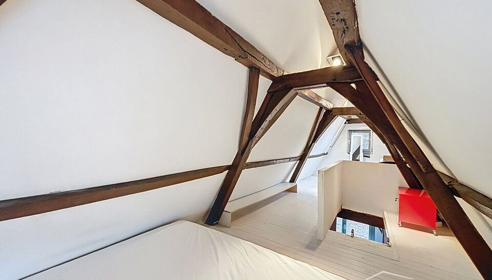 Uniek en authentiek appartement te huur op de derde verdieping, gelegen in de bekende Kammenstraat. Stap binnen in dit charmante appartement dat voorzien is van alle comfort.

De leefruimte met parketvloer baadt in natuurlijk licht en biedt zicht op de ka