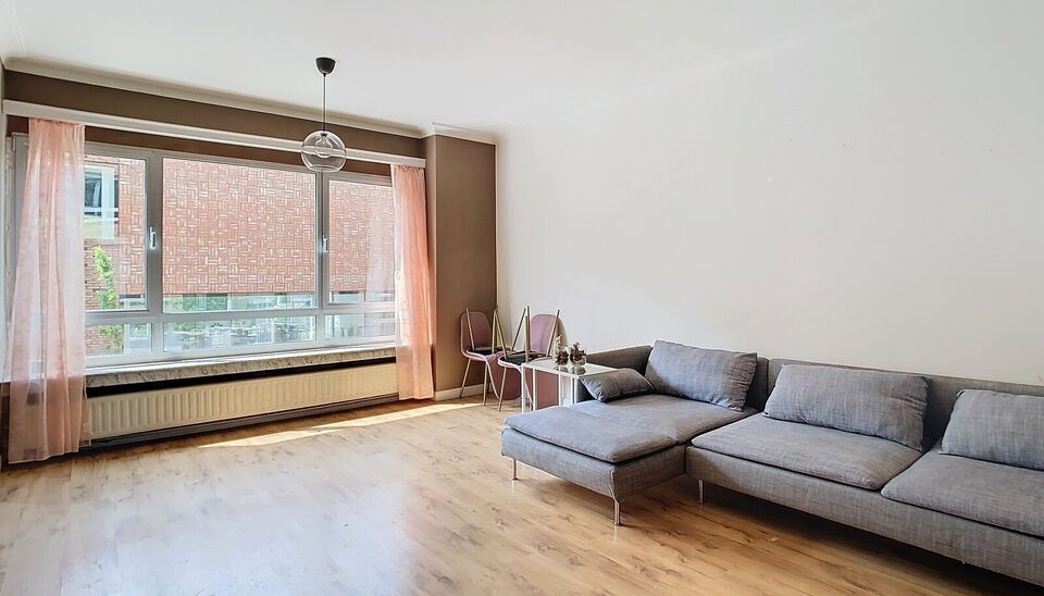 Betreed een knus appartement met &eacute;&eacute;n slaapkamer. Stap binnen in deze gezellige thuis, gelegen op de eerste verdieping van een bescheiden gebouw met lift. De ruime woonkamer baadt in het warme namiddaglicht en biedt tevens toegang tot een charmant terras