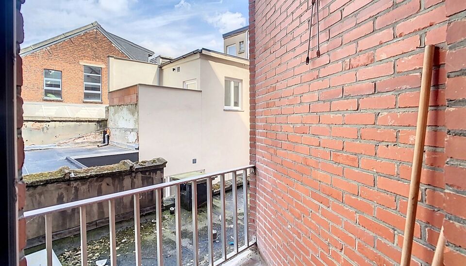 Betreed een knus appartement met &eacute;&eacute;n slaapkamer. Stap binnen in deze gezellige thuis, gelegen op de eerste verdieping van een bescheiden gebouw met lift. De ruime woonkamer baadt in het warme namiddaglicht en biedt tevens toegang tot een charmant terras