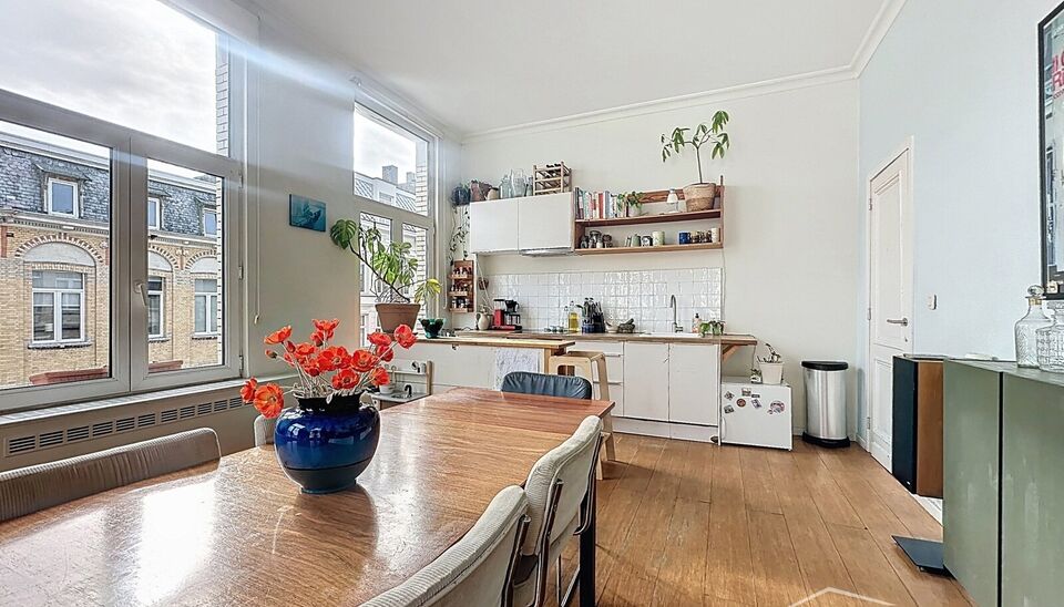 Lichtrijk appartement op de 2e verdieping, ideaal gelegen in het trendy Zuid, vlakbij de Markgravebuurt. Dankzij de hoekligging geniet je hier van veel natuurlijk licht.

Het appartement bestaat uit een inkomhal met toegang tot alle ruimtes, een ruime eet