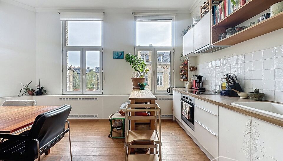 Lichtrijk appartement op de 2e verdieping, ideaal gelegen in het trendy Zuid, vlakbij de Markgravebuurt. Dankzij de hoekligging geniet je hier van veel natuurlijk licht.

Het appartement bestaat uit een inkomhal met toegang tot alle ruimtes, een ruime eet