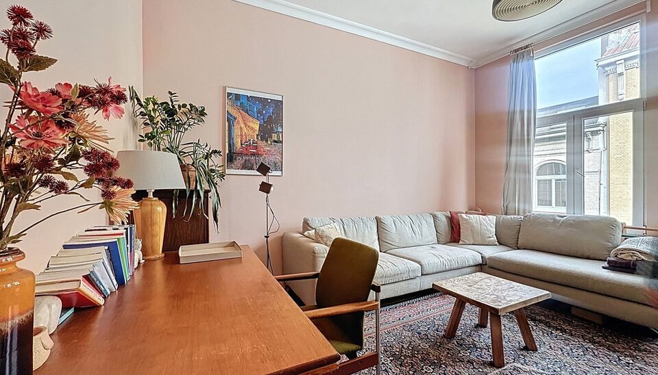 Lichtrijk appartement op de 2e verdieping, ideaal gelegen in het trendy Zuid, vlakbij de Markgravebuurt. Dankzij de hoekligging geniet je hier van veel natuurlijk licht.

Het appartement bestaat uit een inkomhal met toegang tot alle ruimtes, een ruime eet