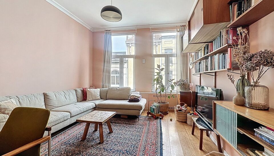 Lichtrijk appartement op de 2e verdieping, ideaal gelegen in het trendy Zuid, vlakbij de Markgravebuurt. Dankzij de hoekligging geniet je hier van veel natuurlijk licht.

Het appartement bestaat uit een inkomhal met toegang tot alle ruimtes, een ruime eet