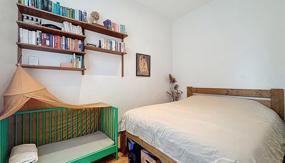 Lichtrijk appartement op de 2e verdieping, ideaal gelegen in het trendy Zuid, vlakbij de Markgravebuurt. Dankzij de hoekligging geniet je hier van veel natuurlijk licht.

Het appartement bestaat uit een inkomhal met toegang tot alle ruimtes, een ruime eet