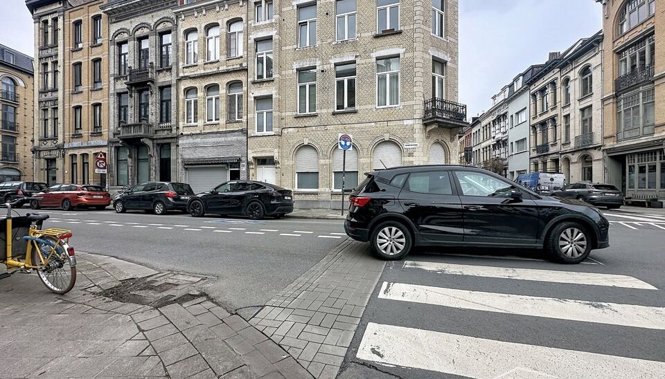 Lichtrijk appartement op de 2e verdieping, ideaal gelegen in het trendy Zuid, vlakbij de Markgravebuurt. Dankzij de hoekligging geniet je hier van veel natuurlijk licht.

Het appartement bestaat uit een inkomhal met toegang tot alle ruimtes, een ruime eet