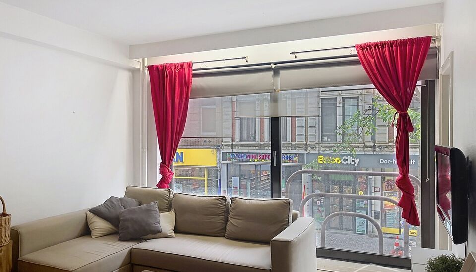 Gezellig en bemeubeld &eacute;&eacute;nslaapkamer appartement, centraal gelegen tussen de hippe modewijk en het trendy Zuid. Via de lift naar eerste verdieping. Privatieve inkomhal met toegang tot toilet en vestiairekast. Lichte woonkamer (ca. 28 m&sup2;) op laminaat met