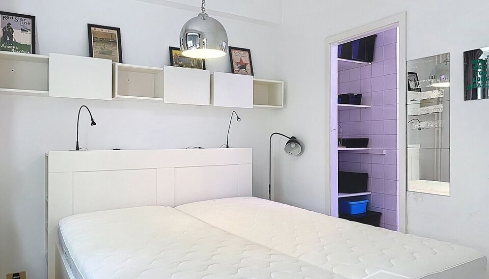 Gezellig en bemeubeld &eacute;&eacute;nslaapkamer appartement, centraal gelegen tussen de hippe modewijk en het trendy Zuid. Via de lift naar eerste verdieping. Privatieve inkomhal met toegang tot toilet en vestiairekast. Lichte woonkamer (ca. 28 m&sup2;) op laminaat met