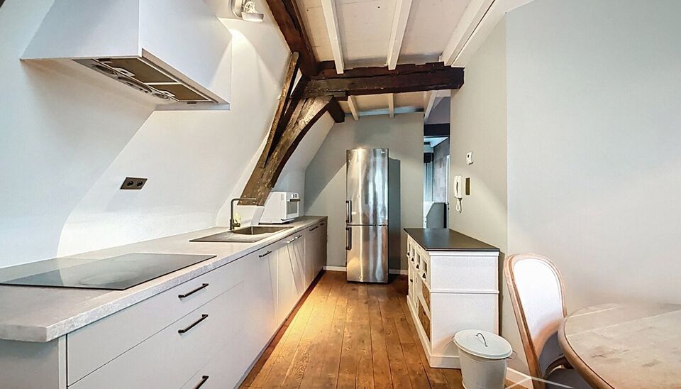 UUniek en authentiek appartement te huur op de derde verdieping, gelegen in de bekende Kammenstraat. Stap binnen in dit charmante appartement dat voorzien is van alle comfort.

De leefruimte met parketvloer baadt in natuurlijk licht en biedt zicht op de k
