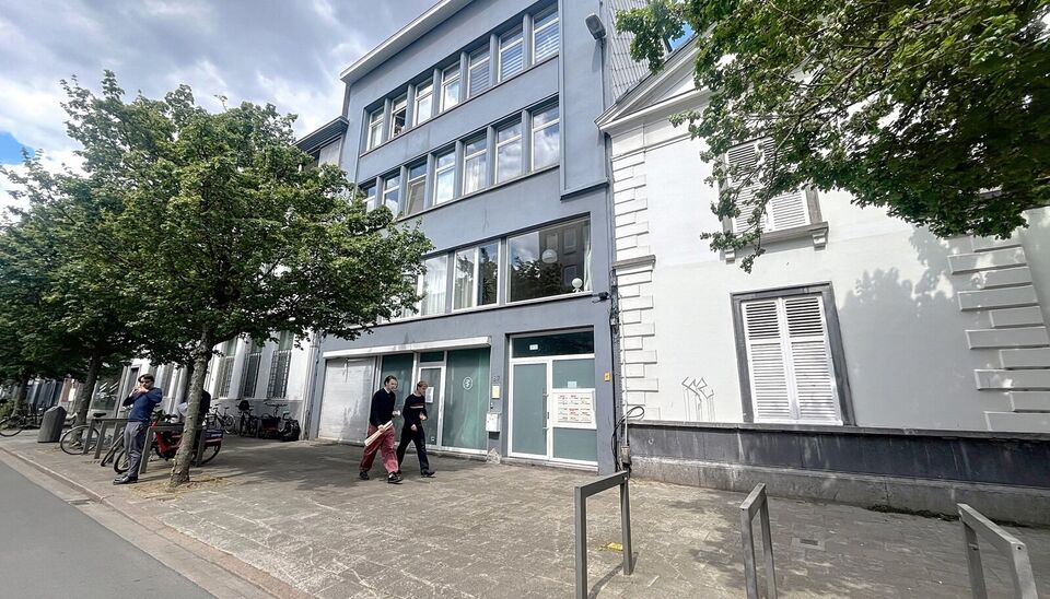Instapklaar hoekappartement met zonne dakterras op toplocatie aan UA. 
In dit verzorgde gebouw, aan de rustige achterzijde op de eerste verdieping, bevindt zich dit charmante hoekappartement.
Via de beveiligde inkomdeur betreedt u een ruime en lichtrijke 