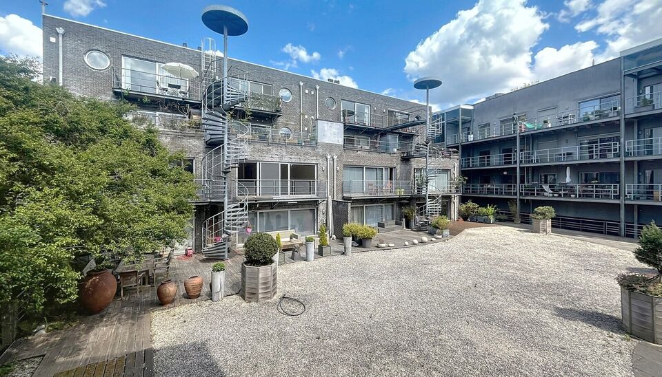 Instapklaar hoekappartement met zonne dakterras op toplocatie aan UA. 
In dit verzorgde gebouw, aan de rustige achterzijde op de eerste verdieping, bevindt zich dit charmante hoekappartement.
Via de beveiligde inkomdeur betreedt u een ruime en lichtrijke 
