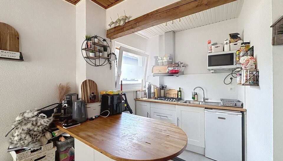 In het centrum van Antwerpen, vlakbij het Centraal Station, bevindt zich dit charmante appartement met een gunstige hoekligging, waardoor je geniet van veel natuurlijke lichtinval. Het appartement beschikt over een gezellige leefruimte met een open keuken