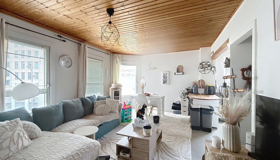 In het centrum van Antwerpen, vlakbij het Centraal Station, bevindt zich dit charmante appartement met een gunstige hoekligging, waardoor je geniet van veel natuurlijke lichtinval. Het appartement beschikt over een gezellige leefruimte met een open keuken