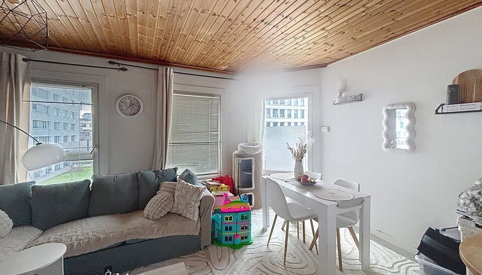 In het centrum van Antwerpen, vlakbij het Centraal Station, bevindt zich dit charmante appartement met een gunstige hoekligging, waardoor je geniet van veel natuurlijke lichtinval. Het appartement beschikt over een gezellige leefruimte met een open keuken