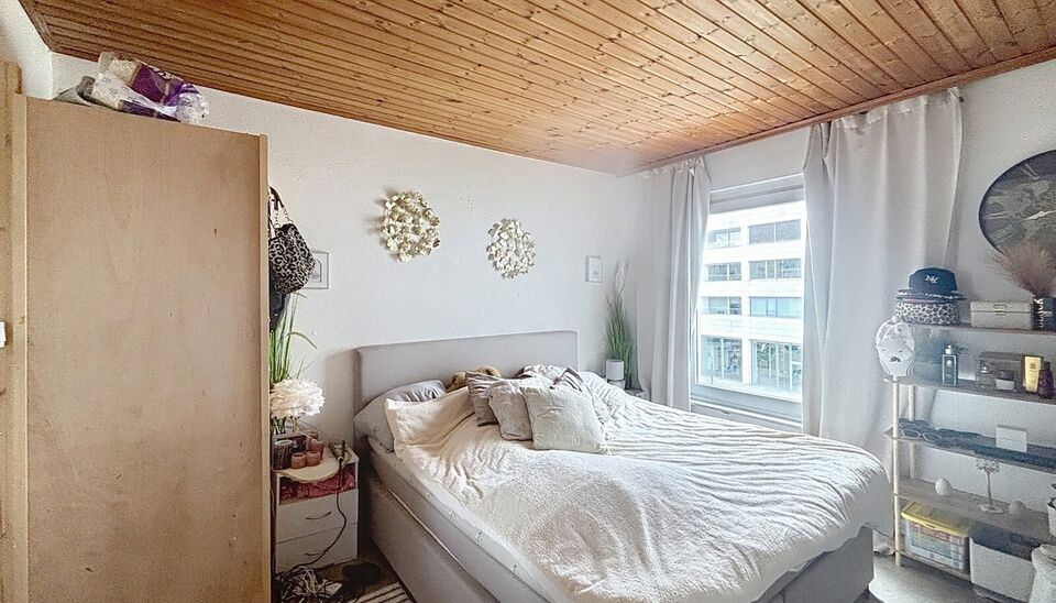 In het centrum van Antwerpen, vlakbij het Centraal Station, bevindt zich dit charmante appartement met een gunstige hoekligging, waardoor je geniet van veel natuurlijke lichtinval. Het appartement beschikt over een gezellige leefruimte met een open keuken