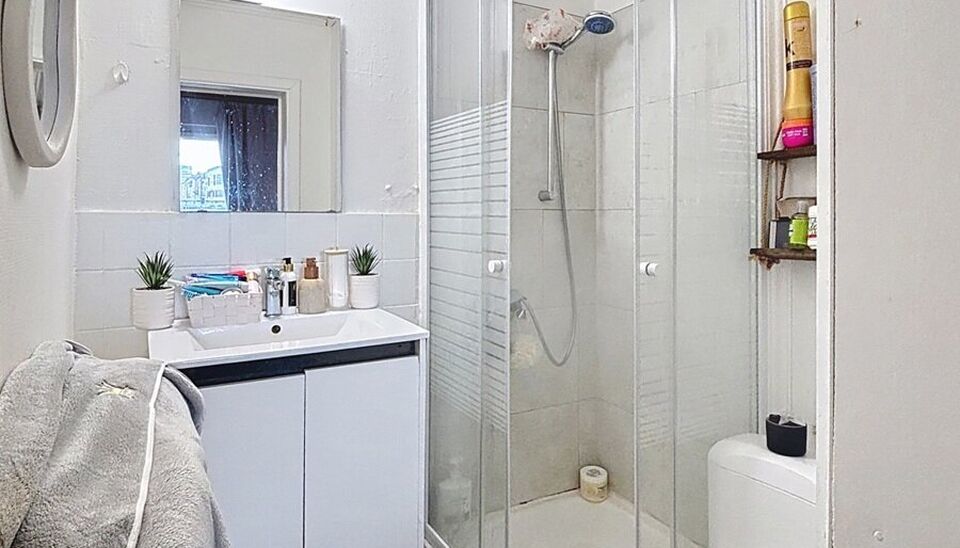 In het centrum van Antwerpen, vlakbij het Centraal Station, bevindt zich dit charmante appartement met een gunstige hoekligging, waardoor je geniet van veel natuurlijke lichtinval. Het appartement beschikt over een gezellige leefruimte met een open keuken