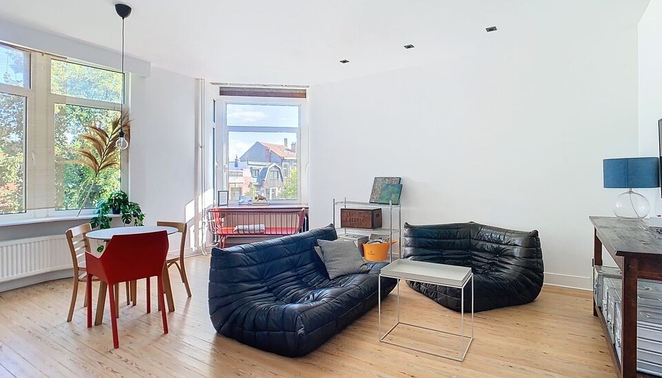 Appartement op wandelafstand van Te Boelaarpark in een kleinschalig gebouw met lift. 
Een ruime leefruimte is voorzien van de nodige meubels en baad in het daglicht. 
Aansluitend de ingerichte keuken met gasvuur, koelkast, oven en lavabo. 
De ruime slaapk