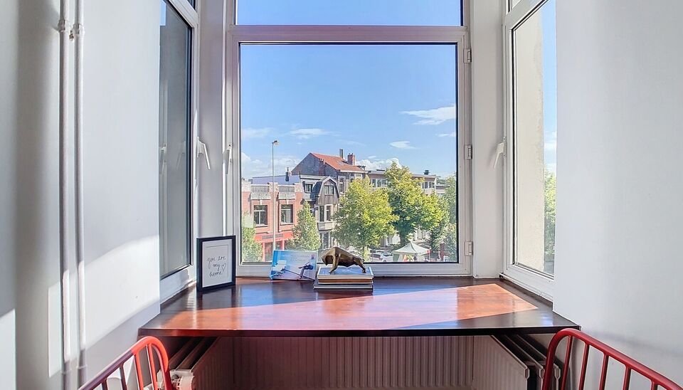 Appartement op wandelafstand van Te Boelaarpark in een kleinschalig gebouw met lift. 
Een ruime leefruimte is voorzien van de nodige meubels en baad in het daglicht. 
Aansluitend de ingerichte keuken met gasvuur, koelkast, oven en lavabo. 
De ruime slaapk