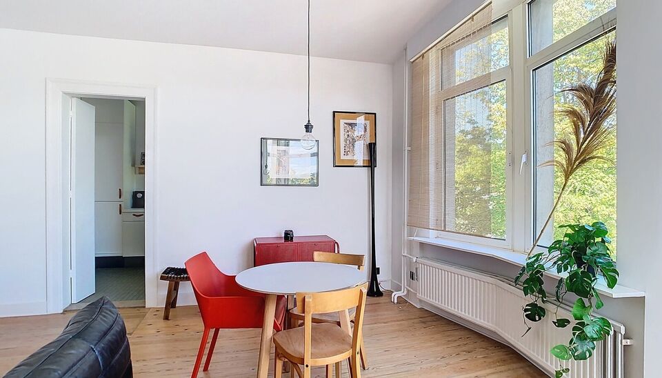 Appartement op wandelafstand van Te Boelaarpark in een kleinschalig gebouw met lift. 
Een ruime leefruimte is voorzien van de nodige meubels en baad in het daglicht. 
Aansluitend de ingerichte keuken met gasvuur, koelkast, oven en lavabo. 
De ruime slaapk