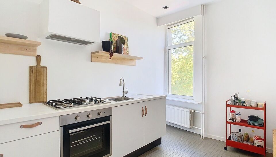 Appartement op wandelafstand van Te Boelaarpark in een kleinschalig gebouw met lift. 
Een ruime leefruimte is voorzien van de nodige meubels en baad in het daglicht. 
Aansluitend de ingerichte keuken met gasvuur, koelkast, oven en lavabo. 
De ruime slaapk