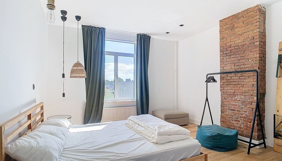 Appartement op wandelafstand van Te Boelaarpark in een kleinschalig gebouw met lift. 
Een ruime leefruimte is voorzien van de nodige meubels en baad in het daglicht. 
Aansluitend de ingerichte keuken met gasvuur, koelkast, oven en lavabo. 
De ruime slaapk