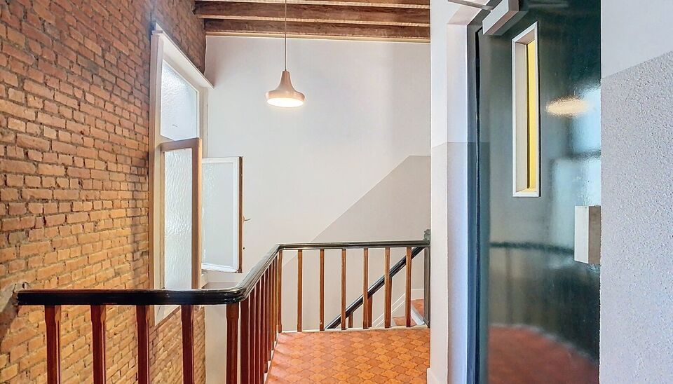 Appartement op wandelafstand van Te Boelaarpark in een kleinschalig gebouw met lift. 
Een ruime leefruimte is voorzien van de nodige meubels en baad in het daglicht. 
Aansluitend de ingerichte keuken met gasvuur, koelkast, oven en lavabo. 
De ruime slaapk