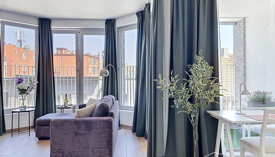 Welkom in dit verzorgde, volledig bemeubelde appartement waar alles klaarstaat om je meteen thuis te laten voelen. Een aangename plek om tot rust te komen na een drukke dag, met een warme en praktische inrichting.

De lichtrijke woonkamer is zonder twijfe