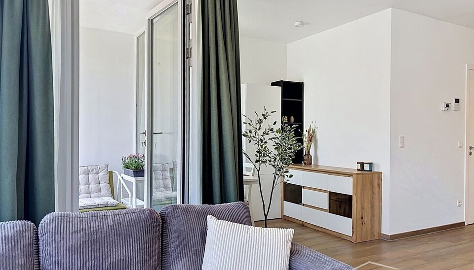 Welkom in dit verzorgde, volledig bemeubelde appartement waar alles klaarstaat om je meteen thuis te laten voelen. Een aangename plek om tot rust te komen na een drukke dag, met een warme en praktische inrichting.

De lichtrijke woonkamer is zonder twijfe