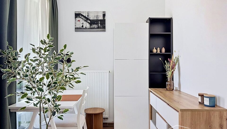 Welkom in dit verzorgde, volledig bemeubelde appartement waar alles klaarstaat om je meteen thuis te laten voelen. Een aangename plek om tot rust te komen na een drukke dag, met een warme en praktische inrichting.

De lichtrijke woonkamer is zonder twijfe