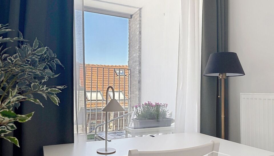 Welkom in dit verzorgde, volledig bemeubelde appartement waar alles klaarstaat om je meteen thuis te laten voelen. Een aangename plek om tot rust te komen na een drukke dag, met een warme en praktische inrichting.

De lichtrijke woonkamer is zonder twijfe