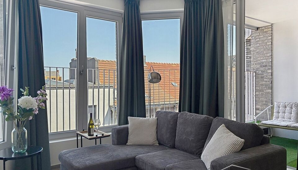 Welkom in dit verzorgde, volledig bemeubelde appartement waar alles klaarstaat om je meteen thuis te laten voelen. Een aangename plek om tot rust te komen na een drukke dag, met een warme en praktische inrichting.

De lichtrijke woonkamer is zonder twijfe