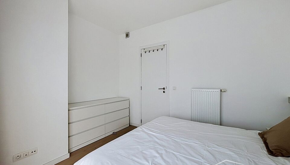 Welkom in dit verzorgde, volledig bemeubelde appartement waar alles klaarstaat om je meteen thuis te laten voelen. Een aangename plek om tot rust te komen na een drukke dag, met een warme en praktische inrichting.

De lichtrijke woonkamer is zonder twijfe