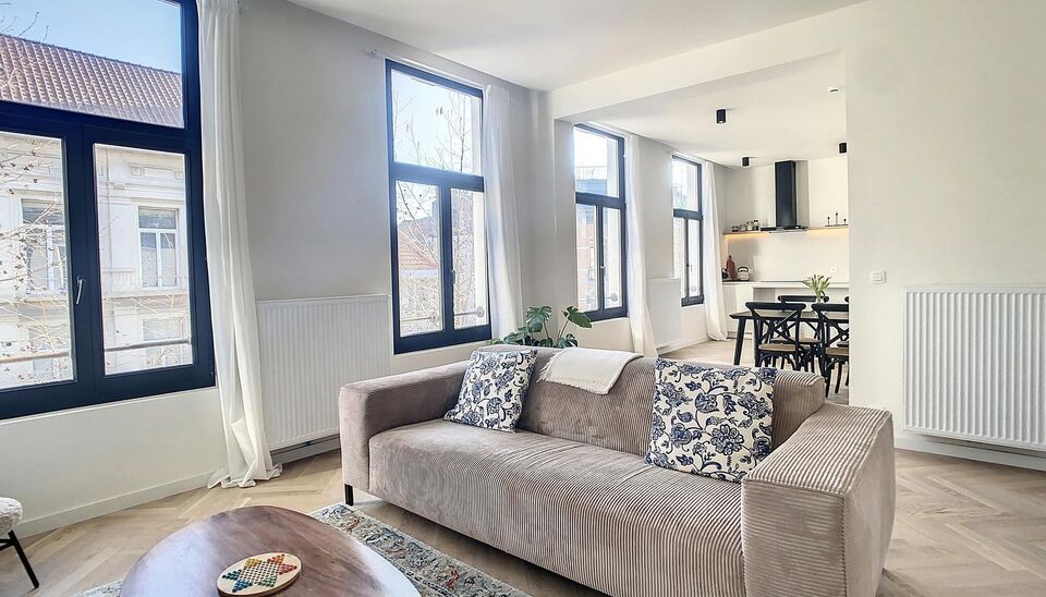 Enorm licht appartement in een volledig gerenoveerd gebouw. Dit appartement is gelegen tussen het Modemuseum en het Zuid. Het appartement is kwalitatief afgewerkt. Inkomhal, ruime woon- en eetkamer (ca.32m&sup2;) met hoge plafonds op een visgraadparket met ee