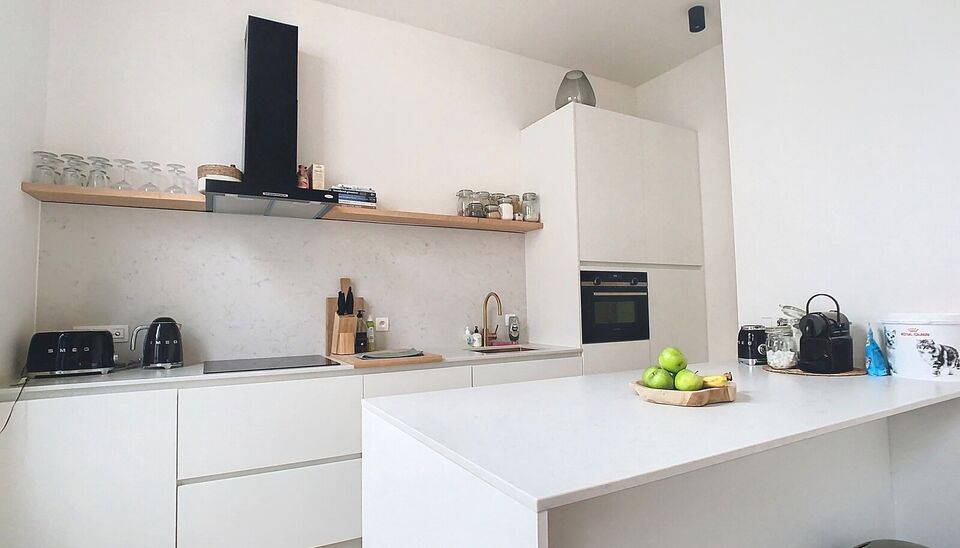 Enorm licht appartement in een volledig gerenoveerd gebouw. Dit appartement is gelegen tussen het Modemuseum en het Zuid. Het appartement is kwalitatief afgewerkt. Inkomhal, ruime woon- en eetkamer (ca.32m&sup2;) met hoge plafonds op een visgraadparket met ee