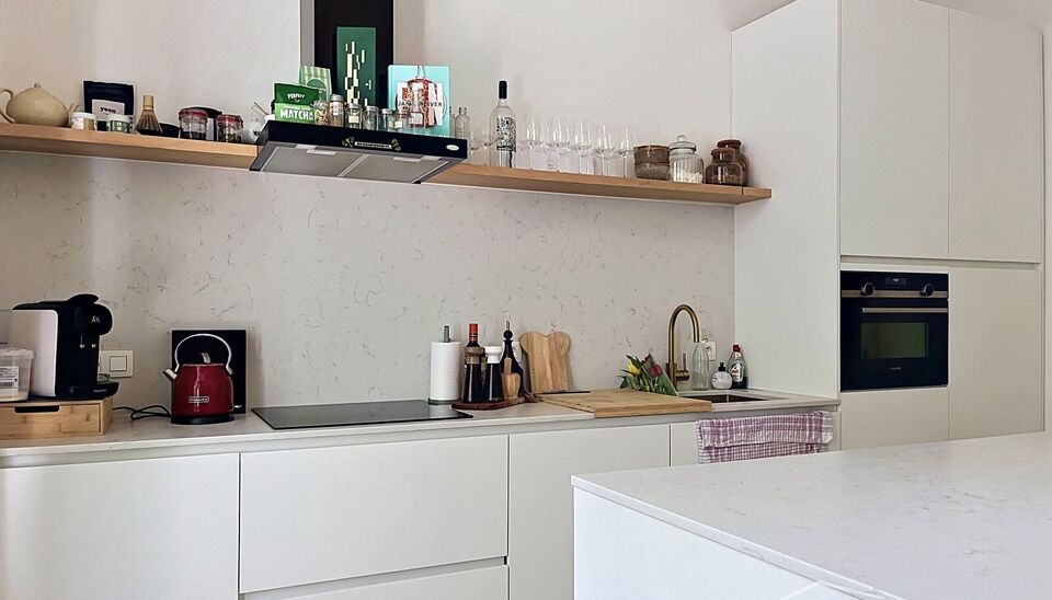 Enorm licht appartement in een volledig gerenoveerd gebouw. Dit appartement is gelegen tussen het Modemuseum en het Zuid. Het appartement is kwalitatief afgewerkt. Inkomhal, ruime woon- en eetkamer (ca.32m&sup2;) met hoge plafonds op een visgraadparket met ee