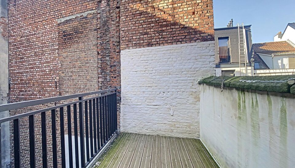 Enorm licht appartement in een volledig gerenoveerd gebouw. Dit appartement is gelegen tussen het Modemuseum en het Zuid. Het appartement is kwalitatief afgewerkt. Inkomhal, ruime woon- en eetkamer (ca.32m&sup2;) met hoge plafonds op een visgraadparket met ee