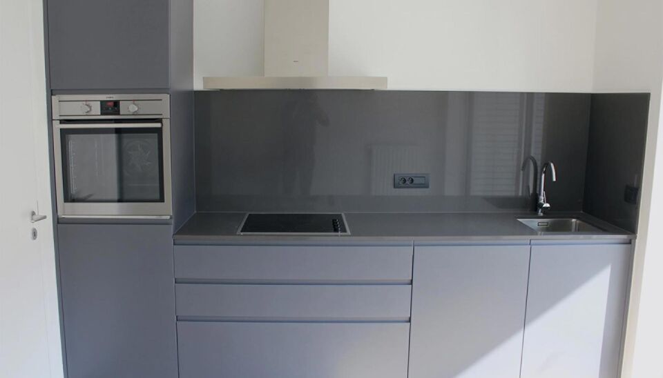 Ontdek dit prachtig afgewerkte nieuwbouwappartement (2017), gelegen in de gegeerde residentie Kaai 37 aan het Kempisch Dok. Dankzij de uitstekende ligging en de gunstige energiescore (A) geniet u hier van comfortabel en energiezuinig wonen.

Via de ruime 