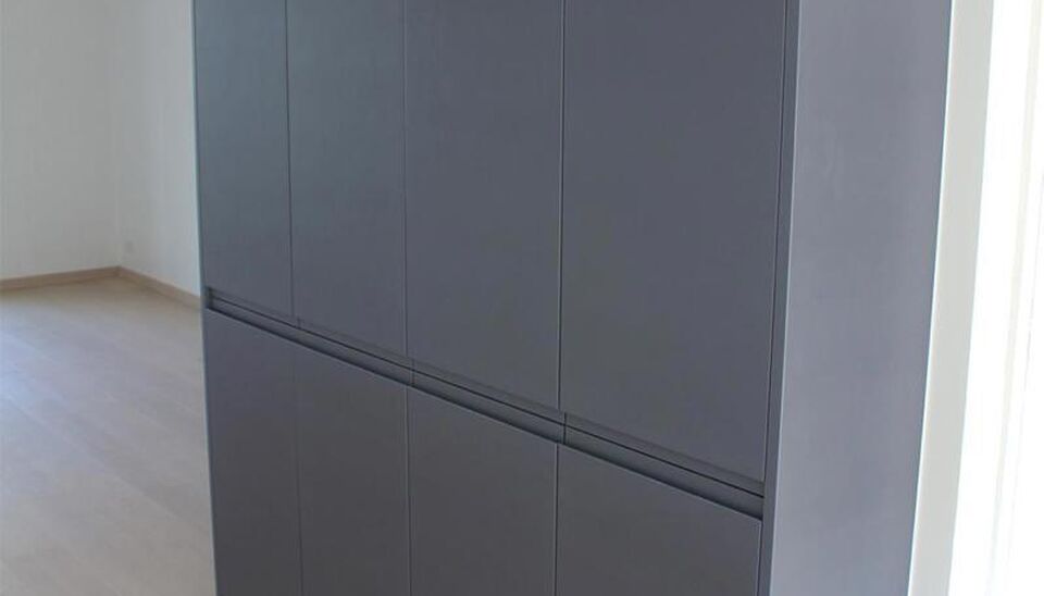 Ontdek dit prachtig afgewerkte nieuwbouwappartement (2017), gelegen in de gegeerde residentie Kaai 37 aan het Kempisch Dok. Dankzij de uitstekende ligging en de gunstige energiescore (A) geniet u hier van comfortabel en energiezuinig wonen.

Via de ruime 